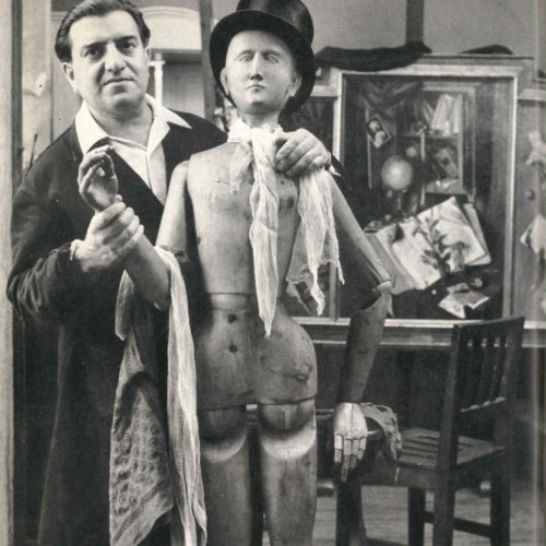 Gregorio Sciltian nel suo studio con un manichino in una foto degli anni '50