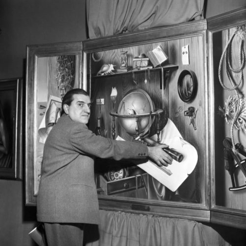 Gregorio Sciltian in occasione di una sua mostra nel 1953.