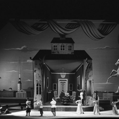 Foto di scena della rappresentazione alla Scala di Milano della Mavra di Igor Stravinskij, con scene e costumi di Sciltian, 1955