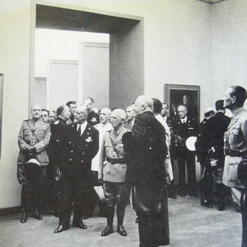 Vittorio Emanuele III alla XXIII Esposizione Biennale Internazionale d'Arte - nella sala personale dedicata a Gregorio Sciltian, 1942.