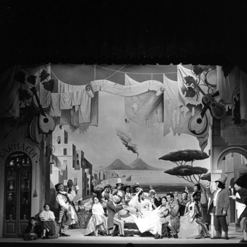 Foto di scena da Il campanello dello speziale di Gaetano Donizetti, Piccola Scala, Milano, 1957