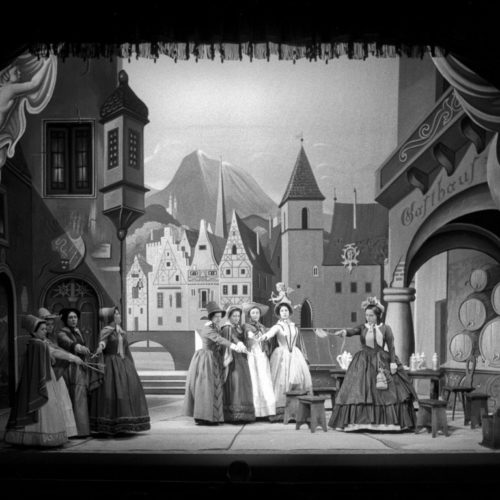 Foto di scena da La guerra in famiglia di Franz Schubert, Piccola Scala, Milano, 1958.