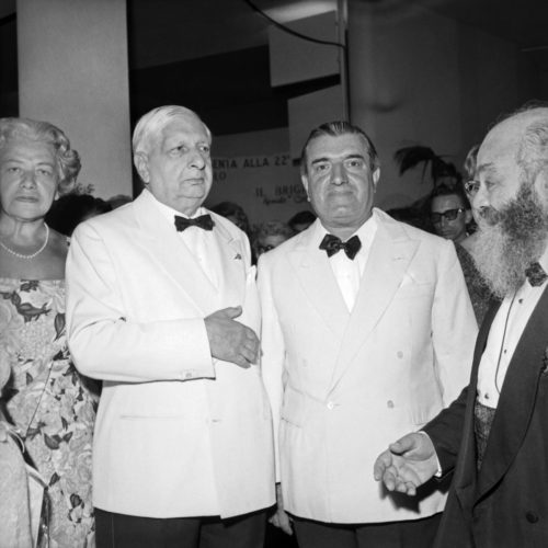 Gregorio Sciltian e Giorgio de Chirico alla 22° Mostra internazionale del cinema di Venezia, 1961. I due pittori si conoscono a Roma nel 1925 e si frequenteranno per tutta la vita.